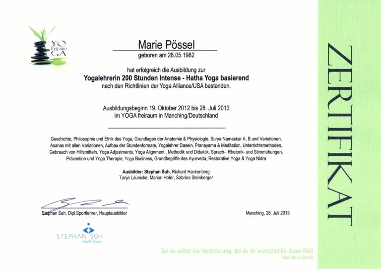 Zertifikat für Marie Pössel über den Abschluss einer 200-stündigen Yogalehrer-Ausbildung, datiert vom 26. August 2013, mit dem Namen von Marie Pössel sowie offiziellen Unterschriften und Siegeln.