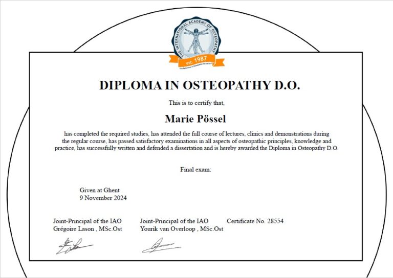 Eine Diplomurkunde, die Marie Pössel am 9. November 2022 von der International Academy of Osteopathy für den Abschluss des Programms zum Doktor der Osteopathie verliehen wurde.
